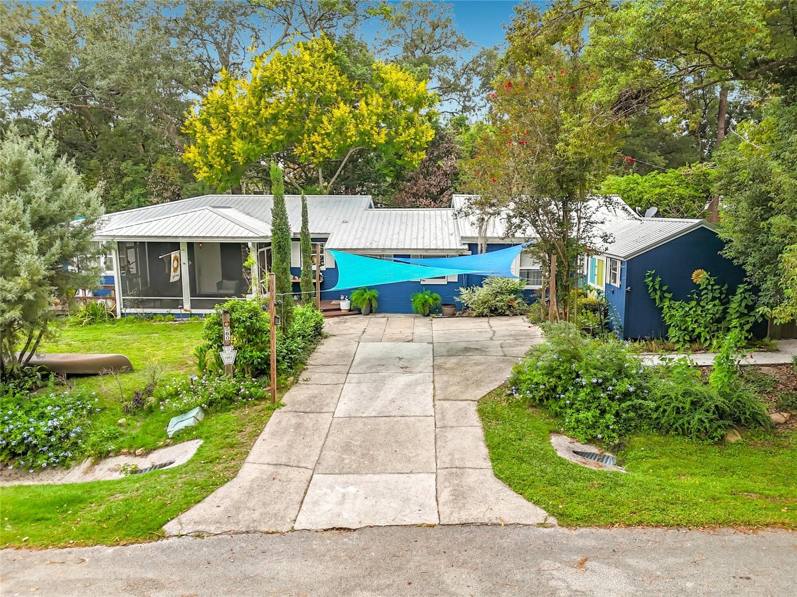 560 LIVE OAK AVE