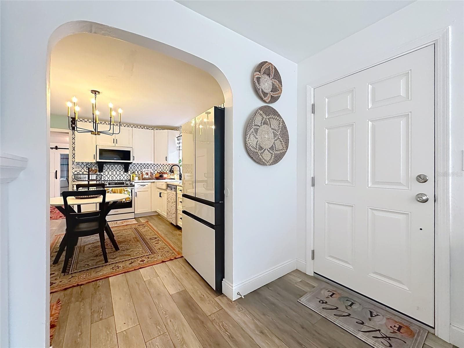 Entry and kitchen - 560 LIVE OAK AVE, KEYSTONE HEIGHTS