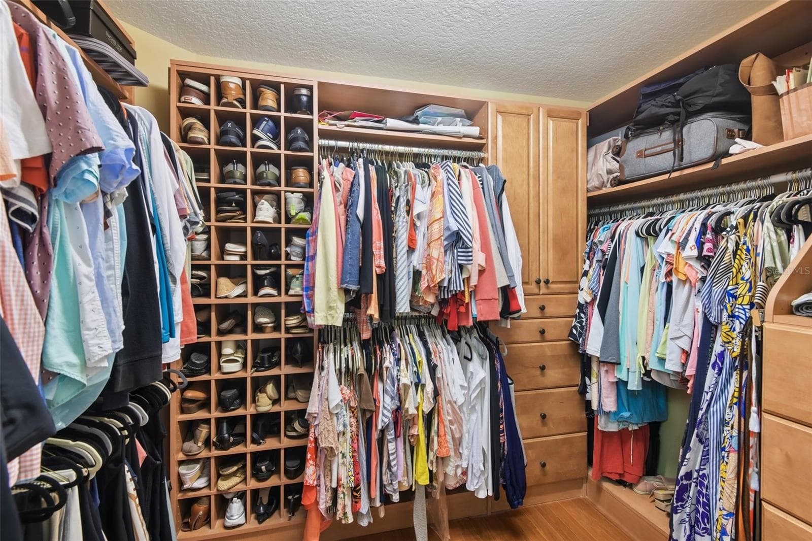 Walk in closet with custom built-ins! - 3503 OAK CLUB CT, PLANT CITY