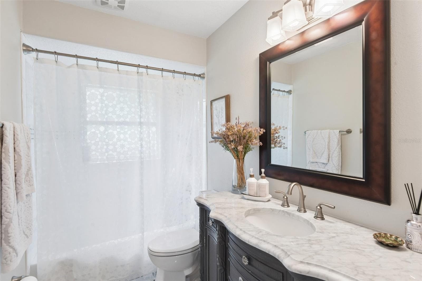 Guest Bath - tub/shower combo - 3503 OAK CLUB CT, PLANT CITY