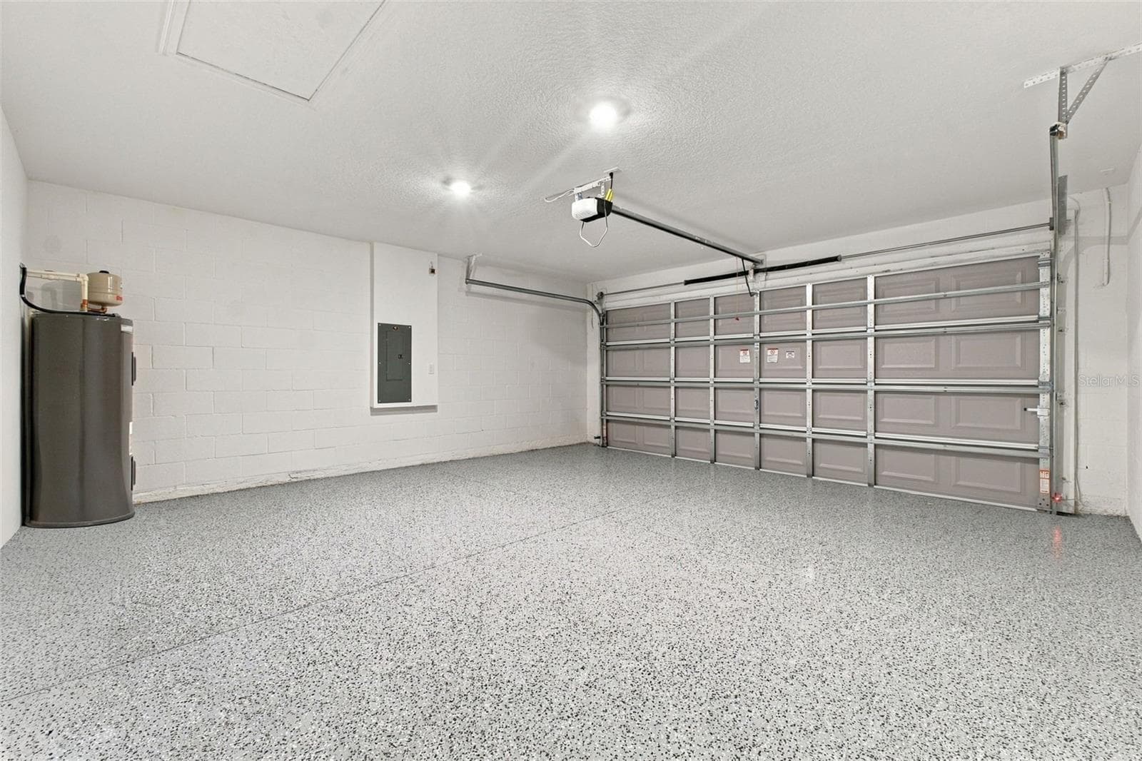 2 Car garage - 13041 SCISSORBILL AVE, WEEKI WACHEE