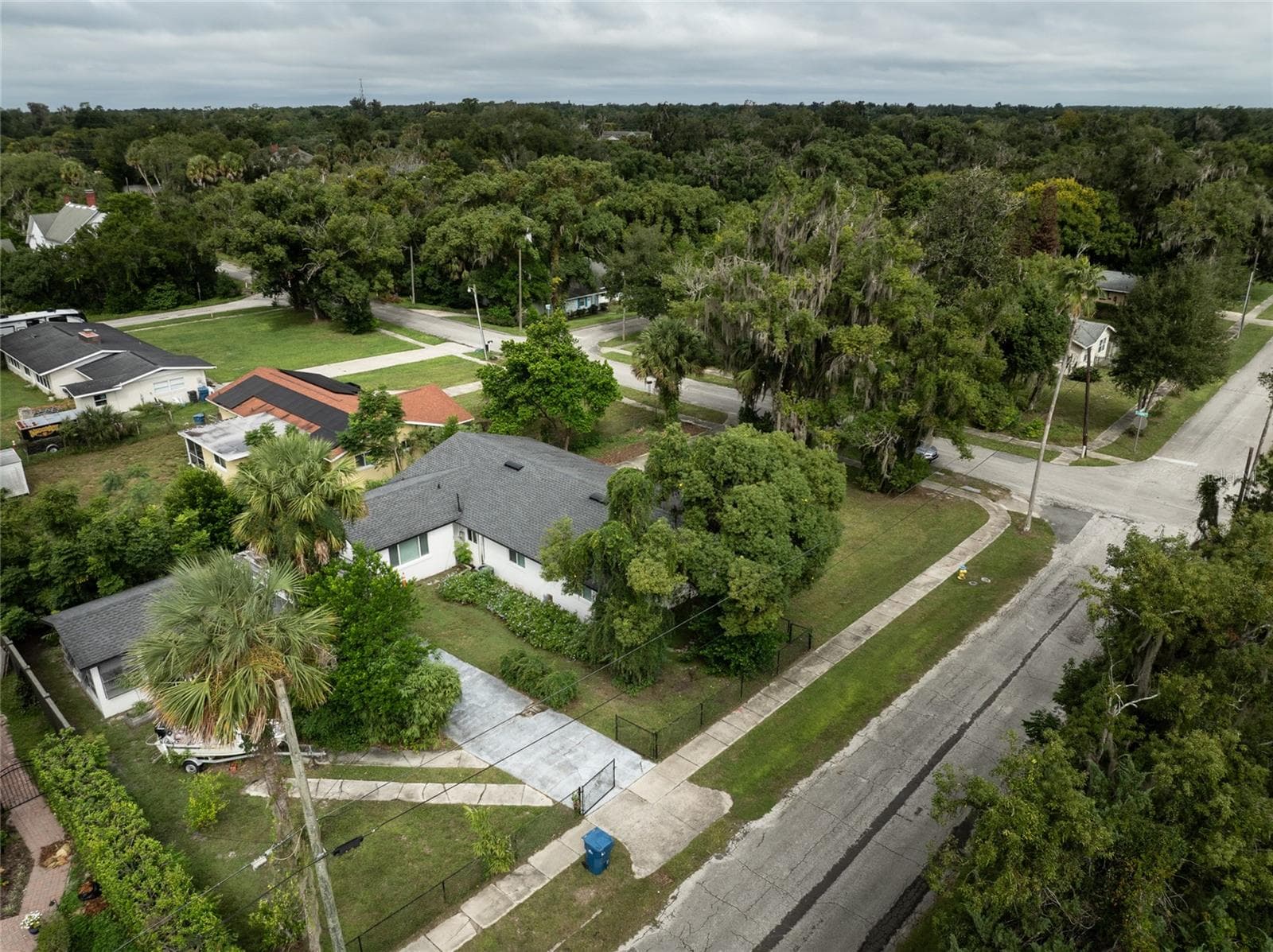 Single Family Residence at 1004 N CAMPHOR LN, DELAND, photo 4 of 29
