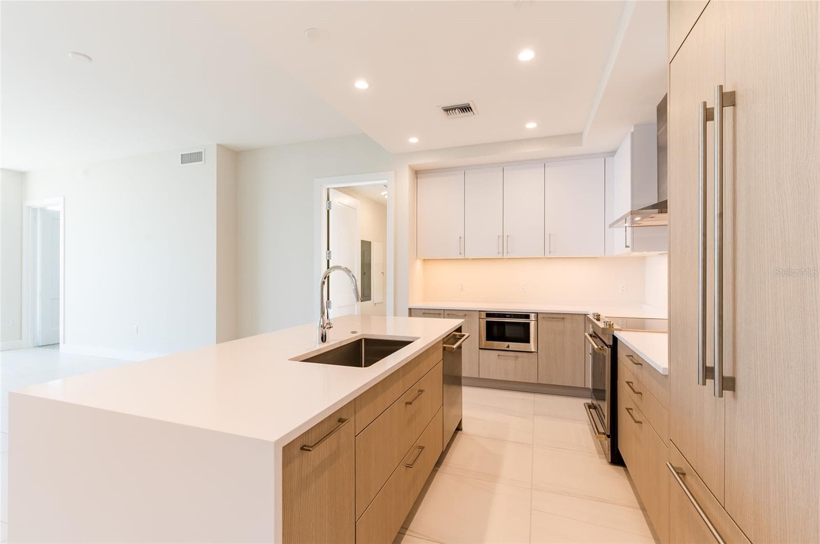 Condominium at 275 1ST AVENUE SOUTH #2208, ST PETERSBURG, photo 7 of 73