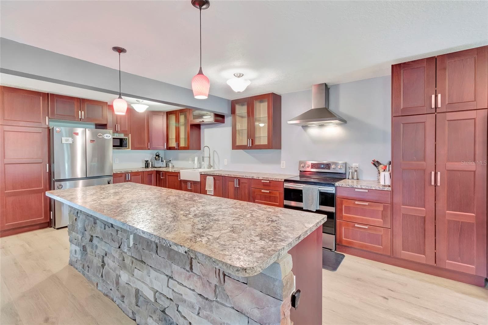 Large kitchen Island w/ LED lighting - 2923 JUNCTION RD, ZELLWOOD