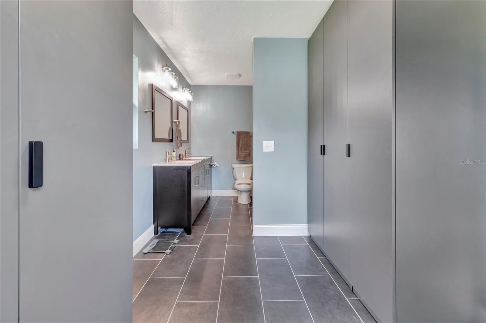 Primary Bathroom w/ Large wardrobe closets - 2923 JUNCTION RD, ZELLWOOD