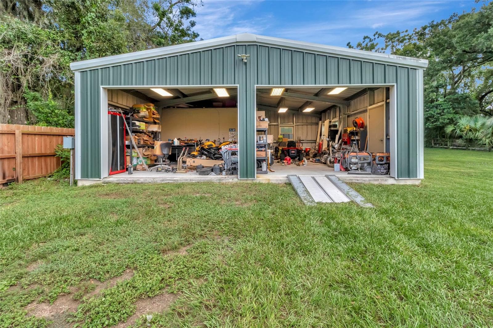 Large detached garage with air conditioned office space - 2923 JUNCTION RD, ZELLWOOD