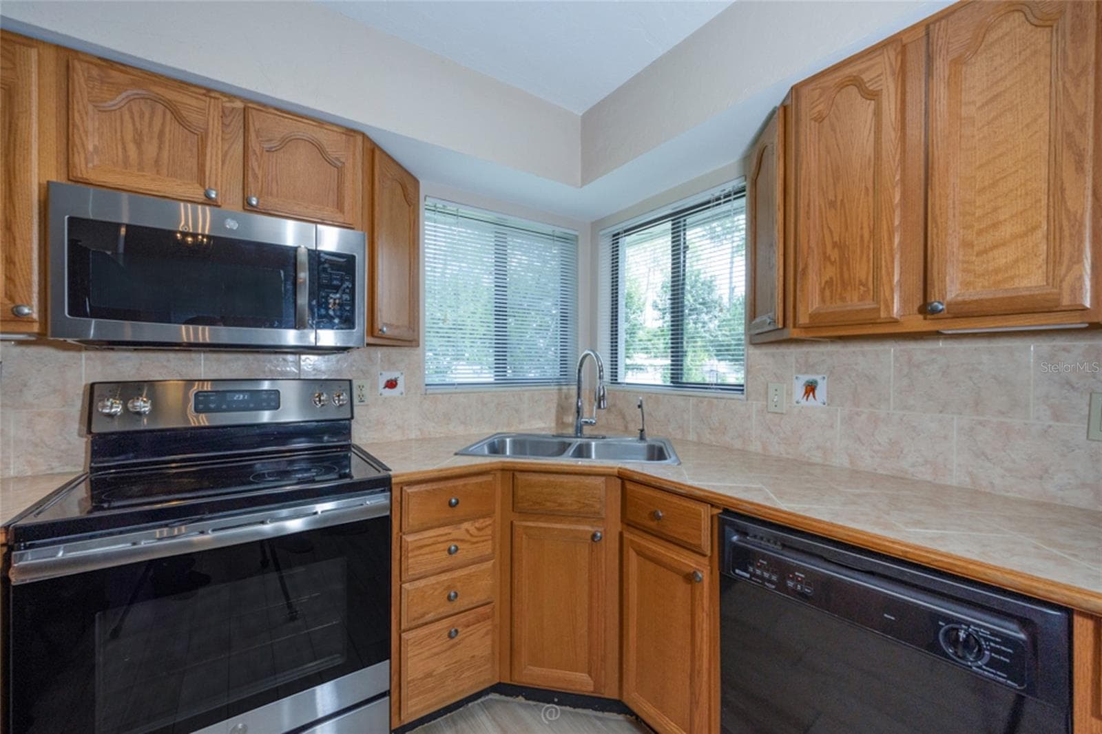 Lots of cabinet space - 31 PINELYNN DR, PALM COAST