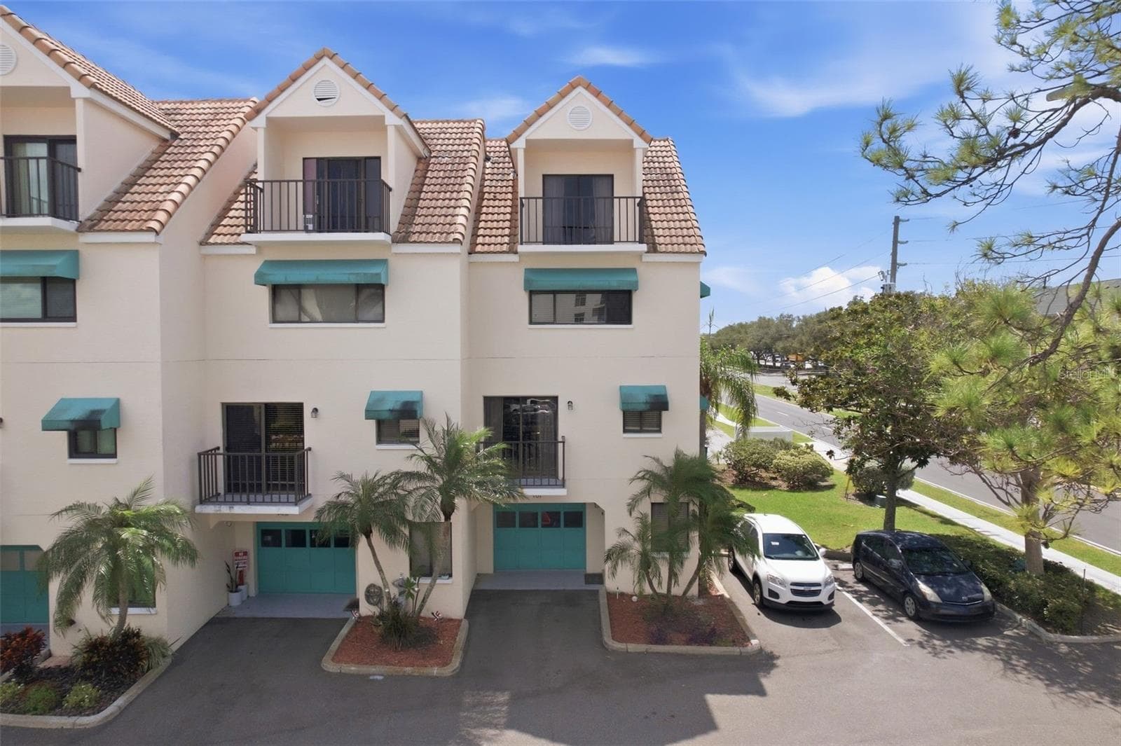 325 ISLAND WAY #101