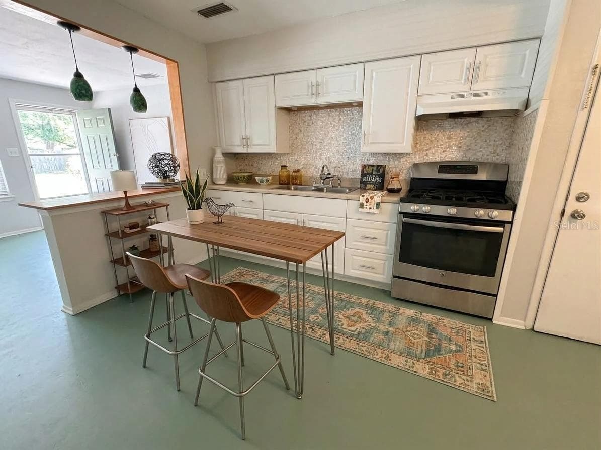Single Family Residence at 2401 QUINCY ST S, ST PETERSBURG, photo 3 of 13