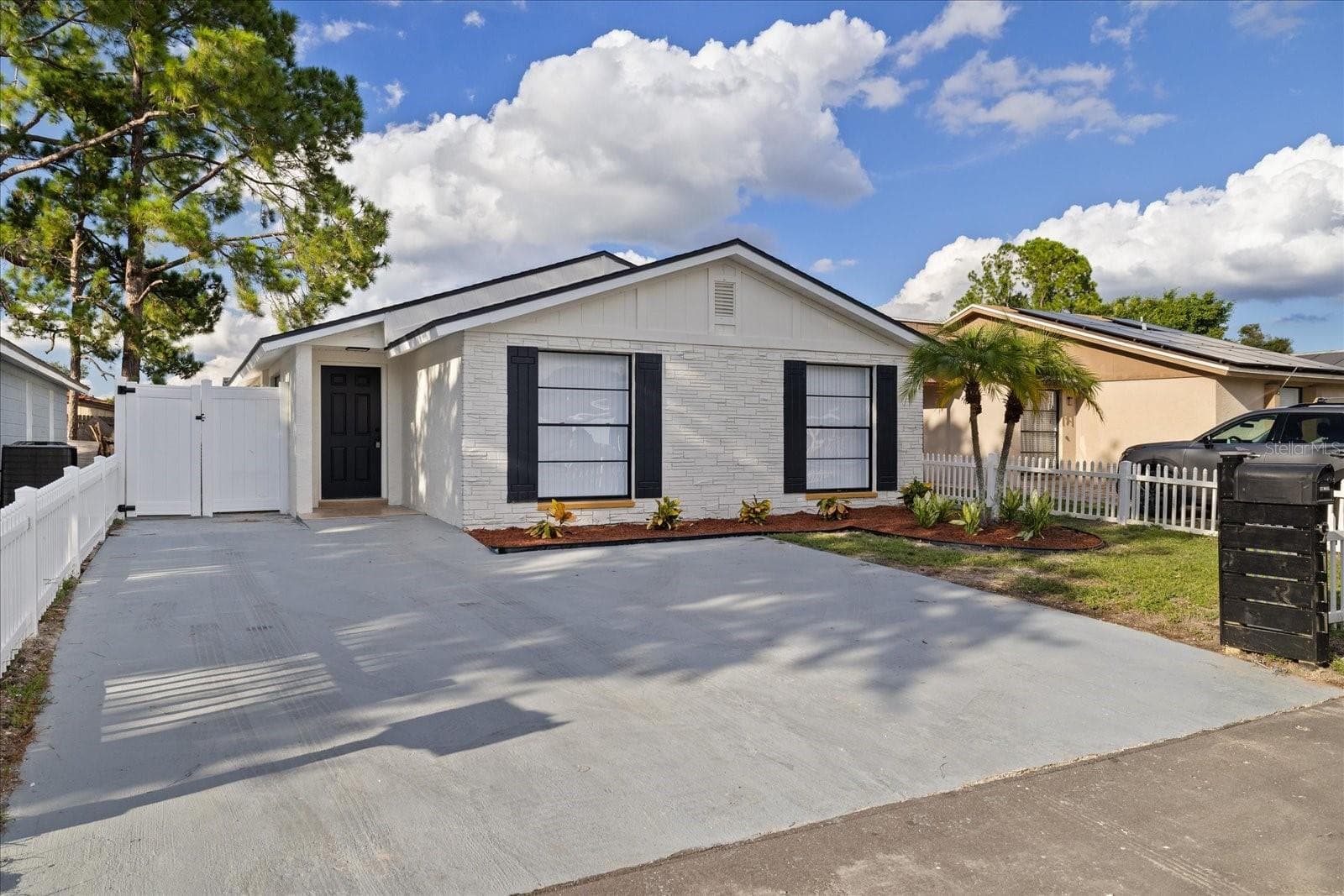 Single Family Residence at 9111 SUFFIELD CT, TAMPA, photo 2 of 35