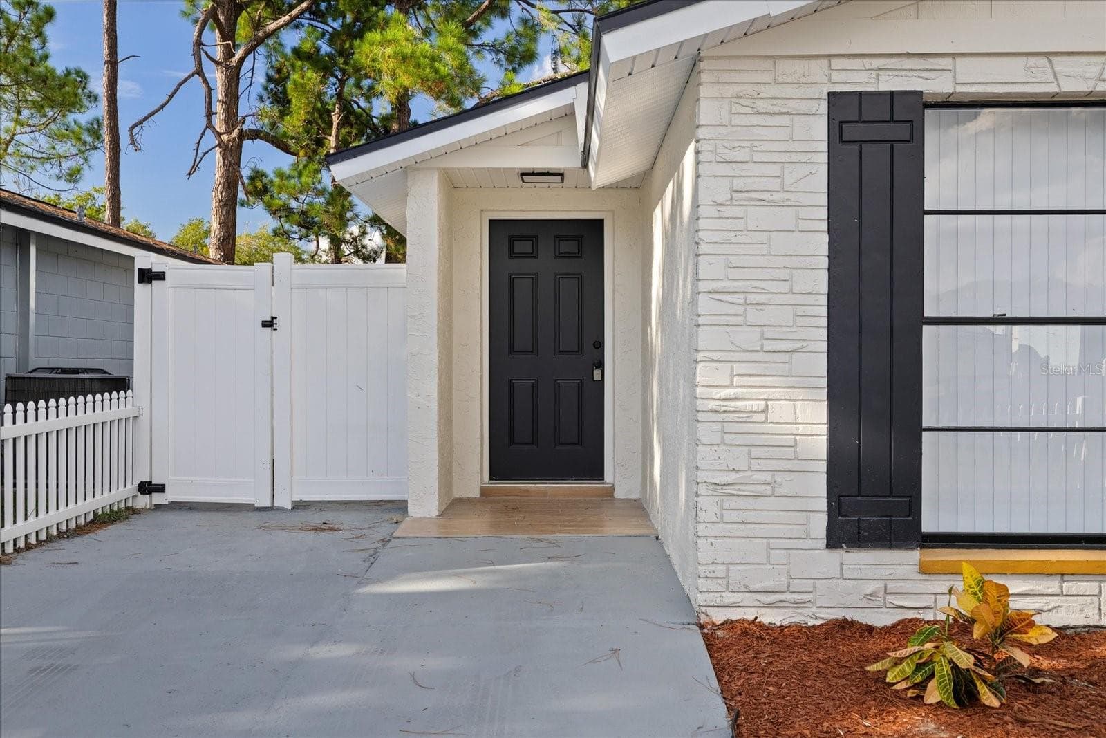 Single Family Residence at 9111 SUFFIELD CT, TAMPA, photo 3 of 35