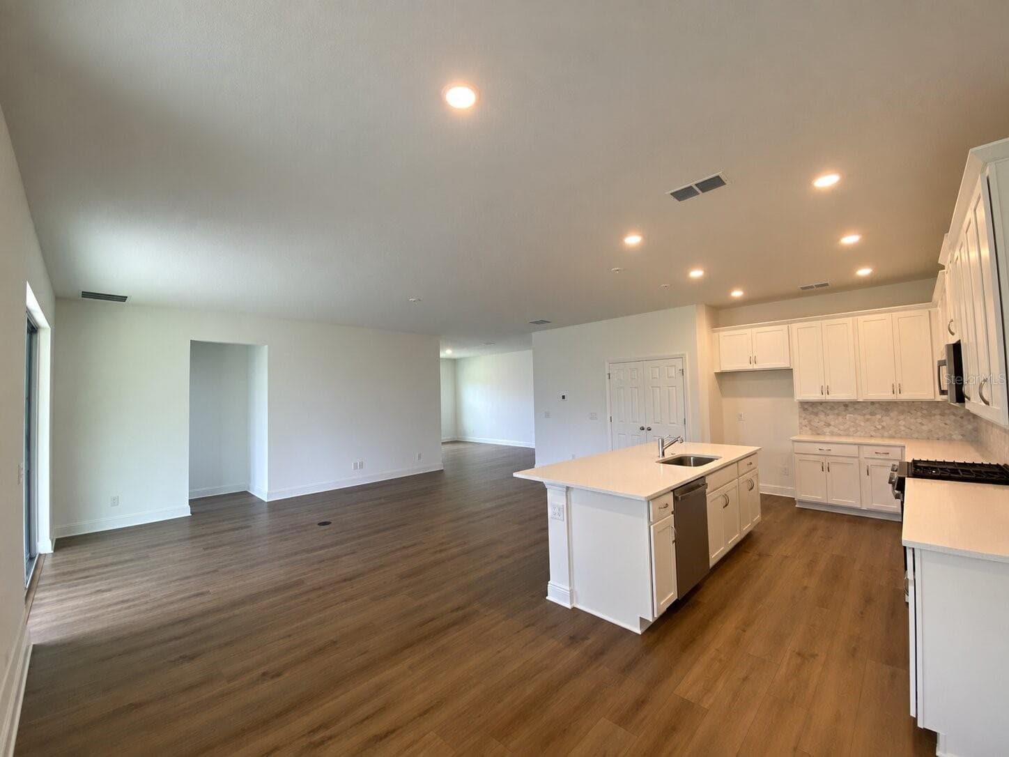Kitchen & Great Room - 416 LEMONGRASS RD, MINNEOLA