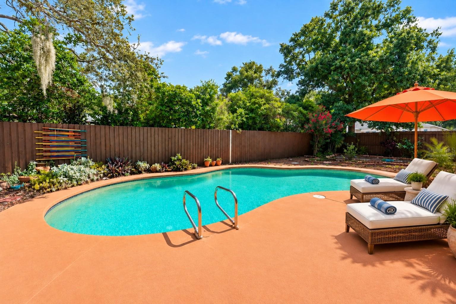 Virtually Staged. Resort-Style Backyard offers a pool, multiple seating areas, and a covered outdoor kitchen! - 3011 LAKE ELLEN DR, TAMPA
