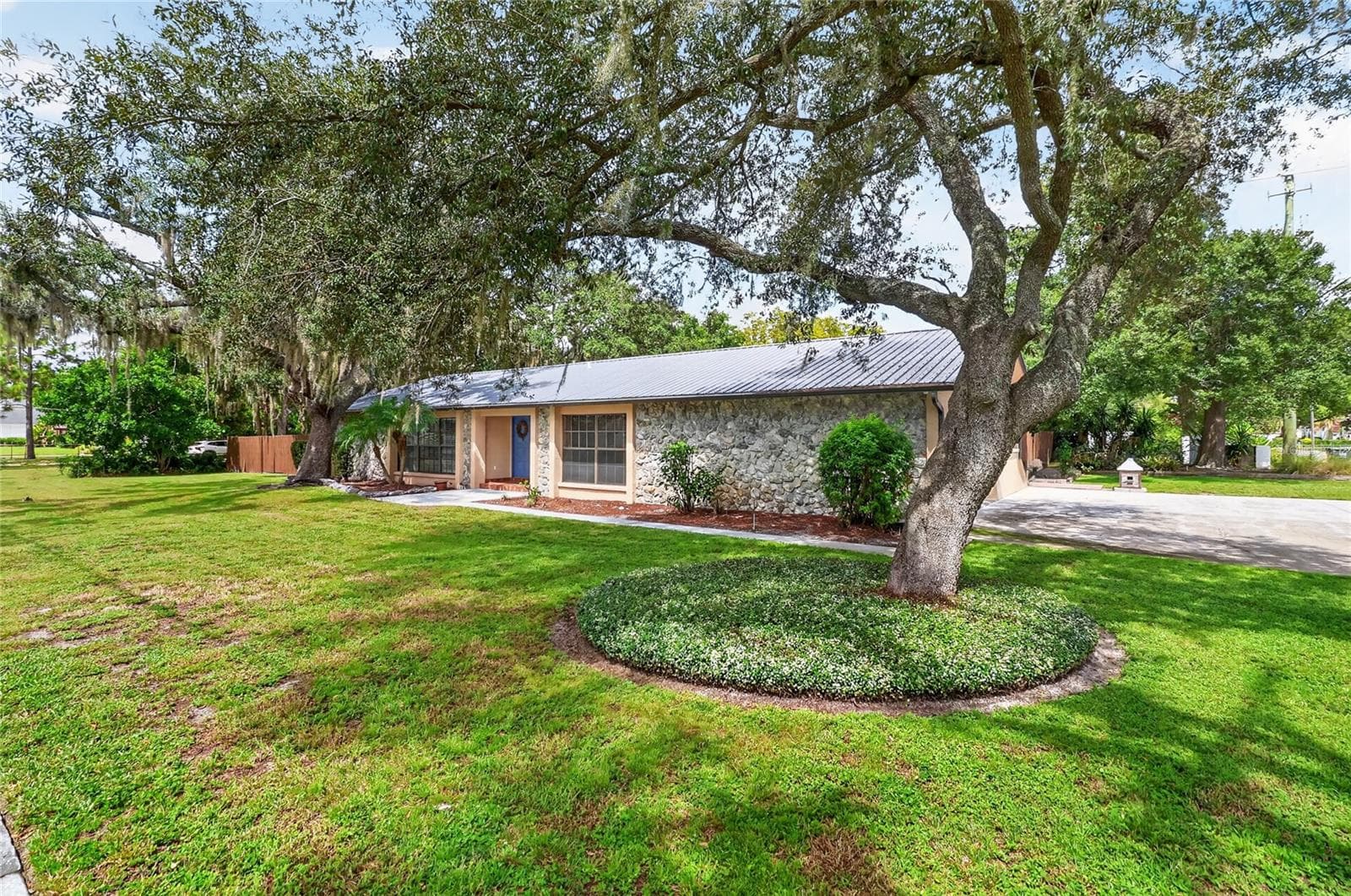 It's situated on an OVERSIZED 0.32-acre lot! - 3011 LAKE ELLEN DR, TAMPA