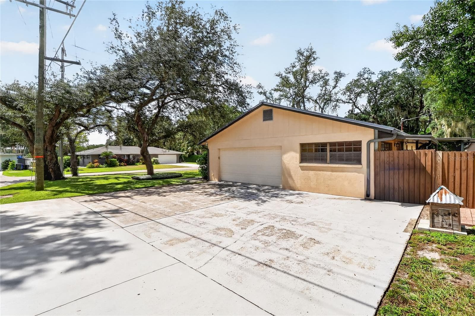 2-car garage and oversized driveway provide ample parking space. - 3011 LAKE ELLEN DR, TAMPA