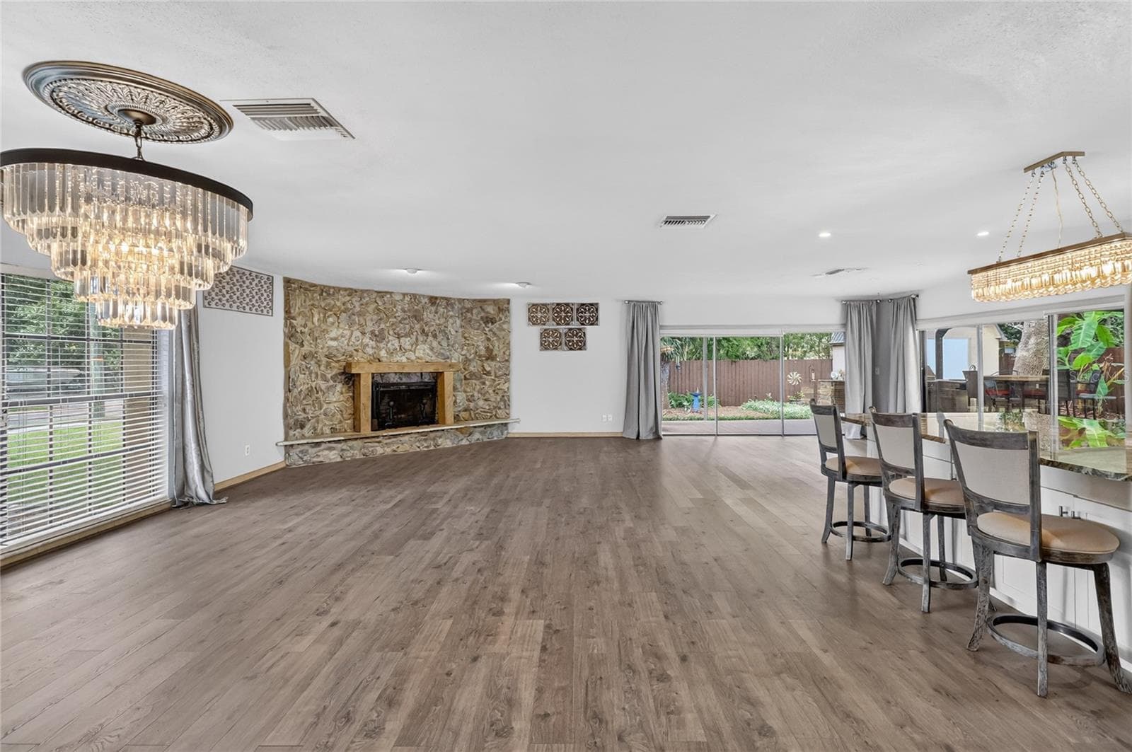 Alternative view of the Living Room. - 3011 LAKE ELLEN DR, TAMPA