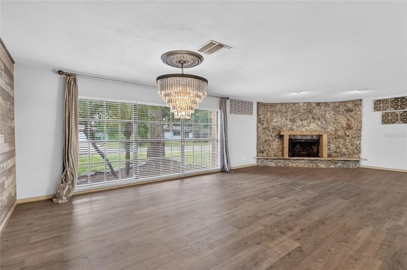 Alternative view of the Living Room. - 3011 LAKE ELLEN DR, TAMPA