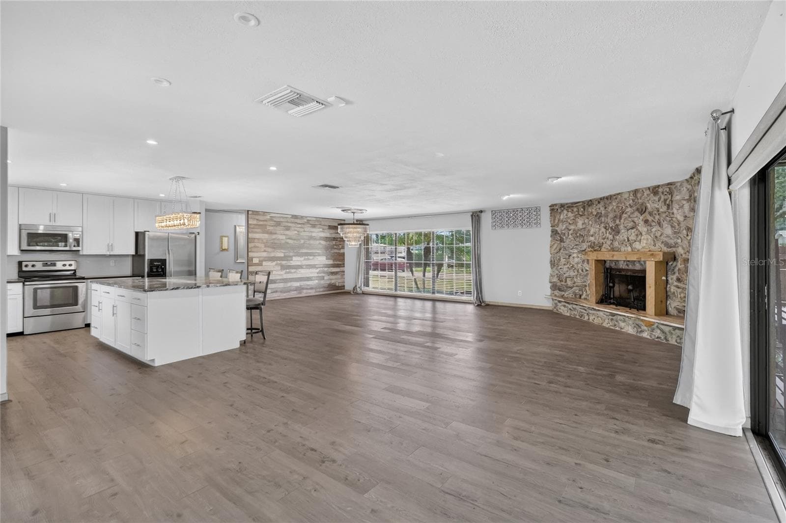 This beautifully updated ranch-style POOL home is a must-see! - 3011 LAKE ELLEN DR, TAMPA