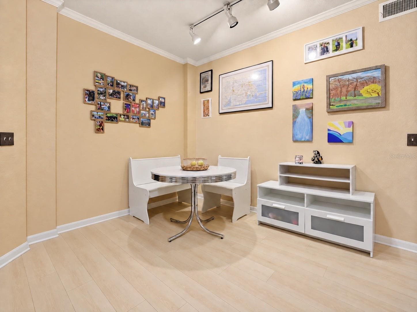 Spacious entryway and Breakfast room - 860 N ORANGE AVE #323, ORLANDO