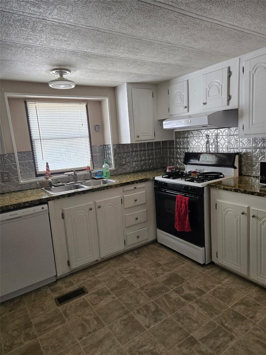 Manufactured Home at 5791 SW 62ND CT, JASPER, photo 11 of 33