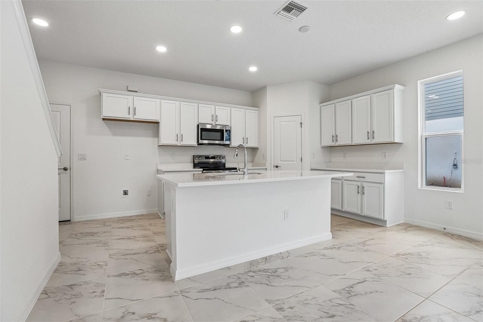 Townhouse at 607 SILVER STREAM CT, BRANDON, photo 6 of 34