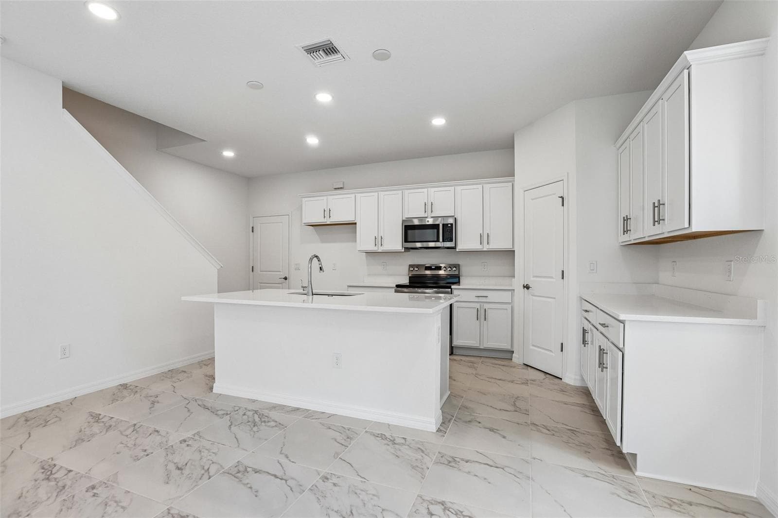 Townhouse at 607 SILVER STREAM CT, BRANDON, photo 13 of 34