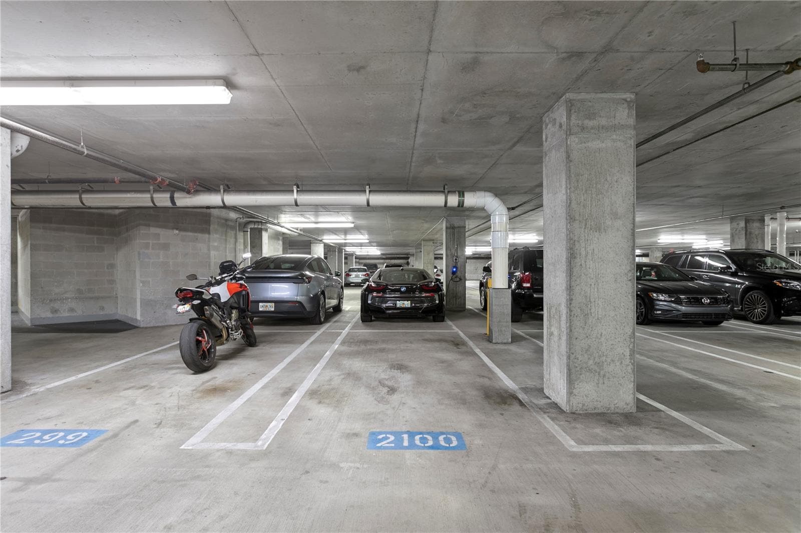 1 single parking spot, both conveniently located to the building entry & storage. - 450 KNIGHTS RUN AVE #1004, TAMPA
