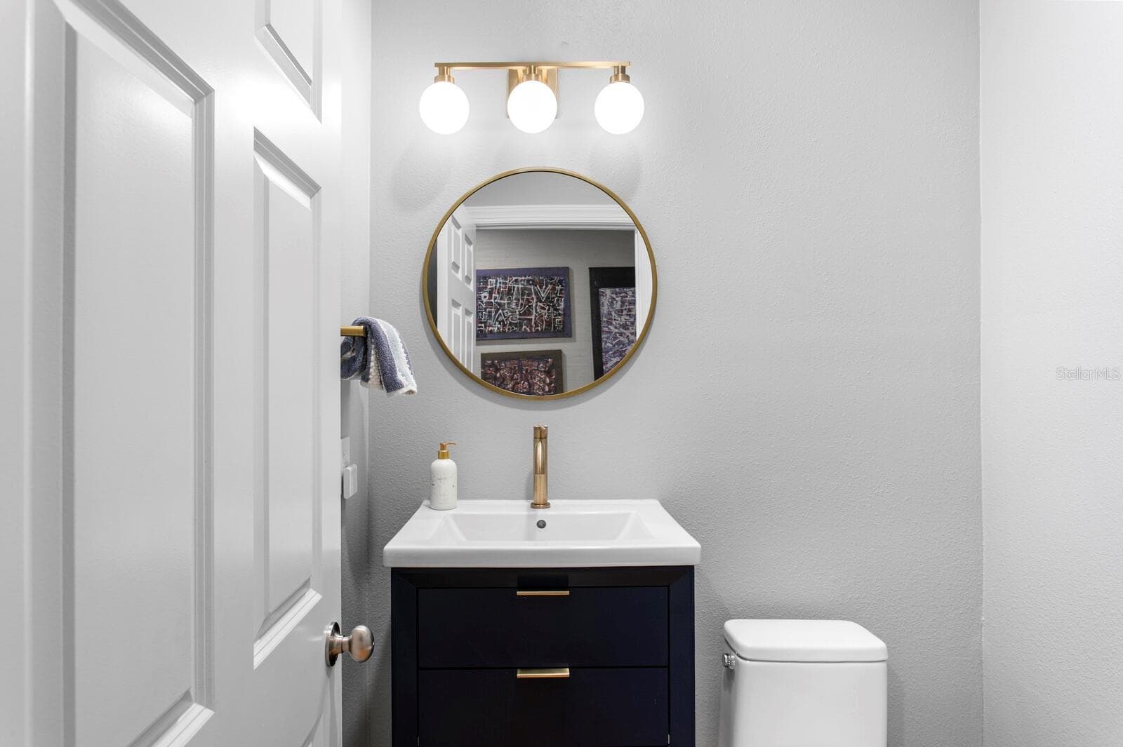 Hallway to Half Bath (Left) - 908 HARBOUR BAY DR, TAMPA
