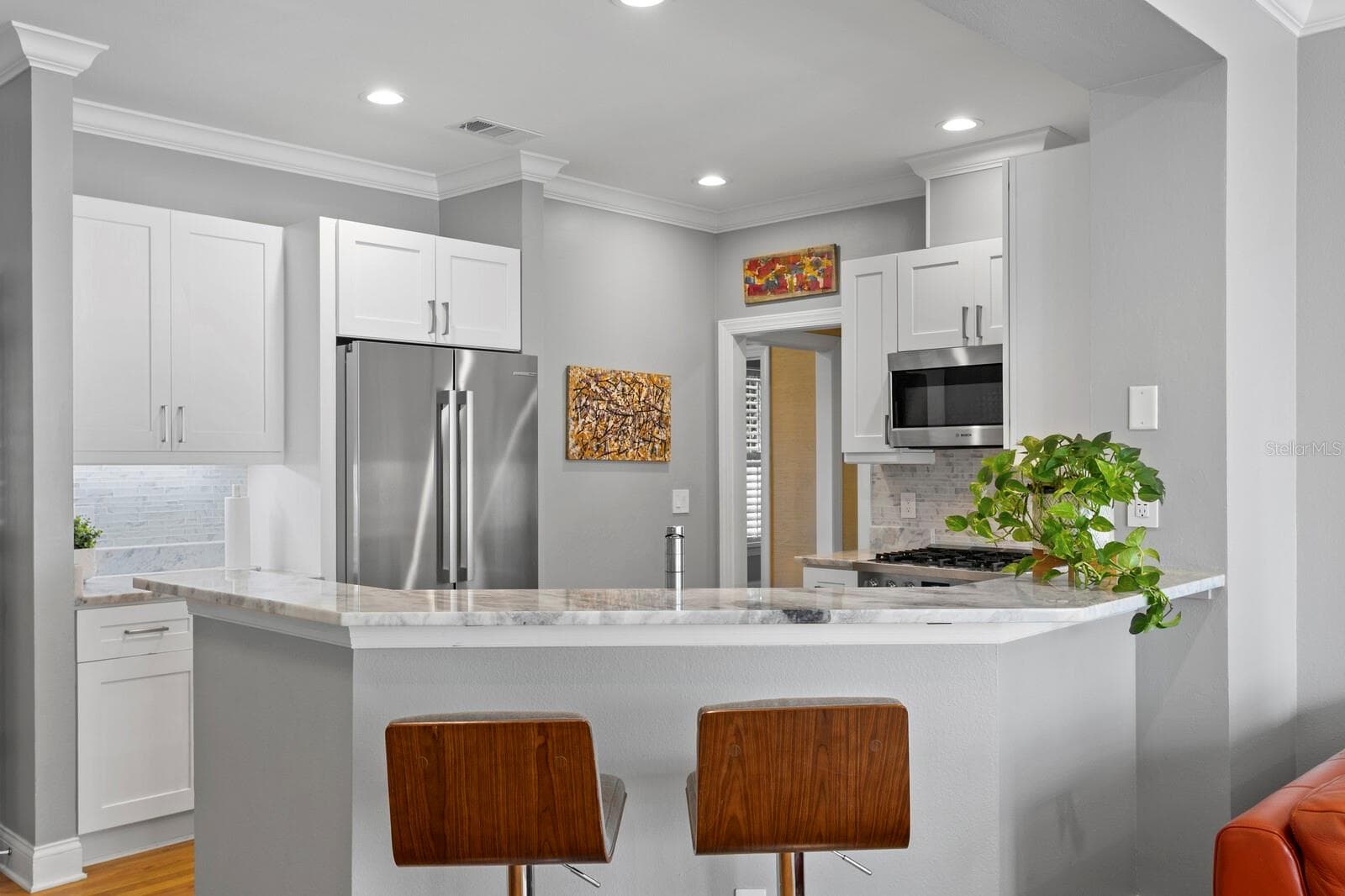 Hallway to Kitchen (Right) - 908 HARBOUR BAY DR, TAMPA