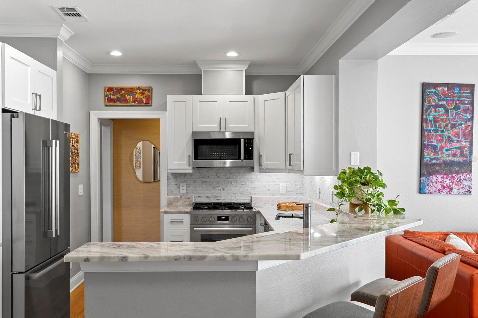 Hallway to Kitchen (Right) - 908 HARBOUR BAY DR, TAMPA