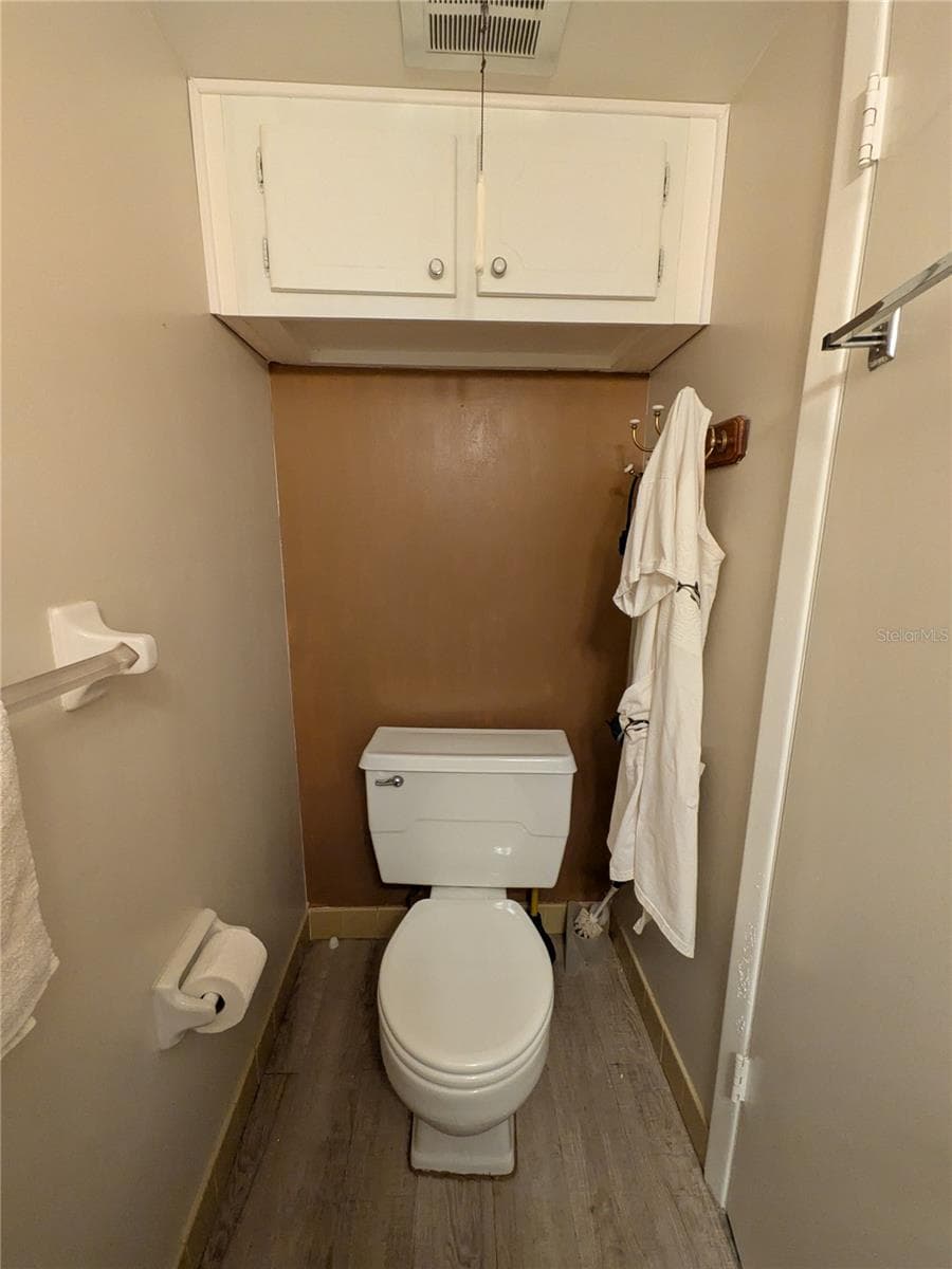 1/2 bath - 4885 1ST ST NE #216, ST PETERSBURG