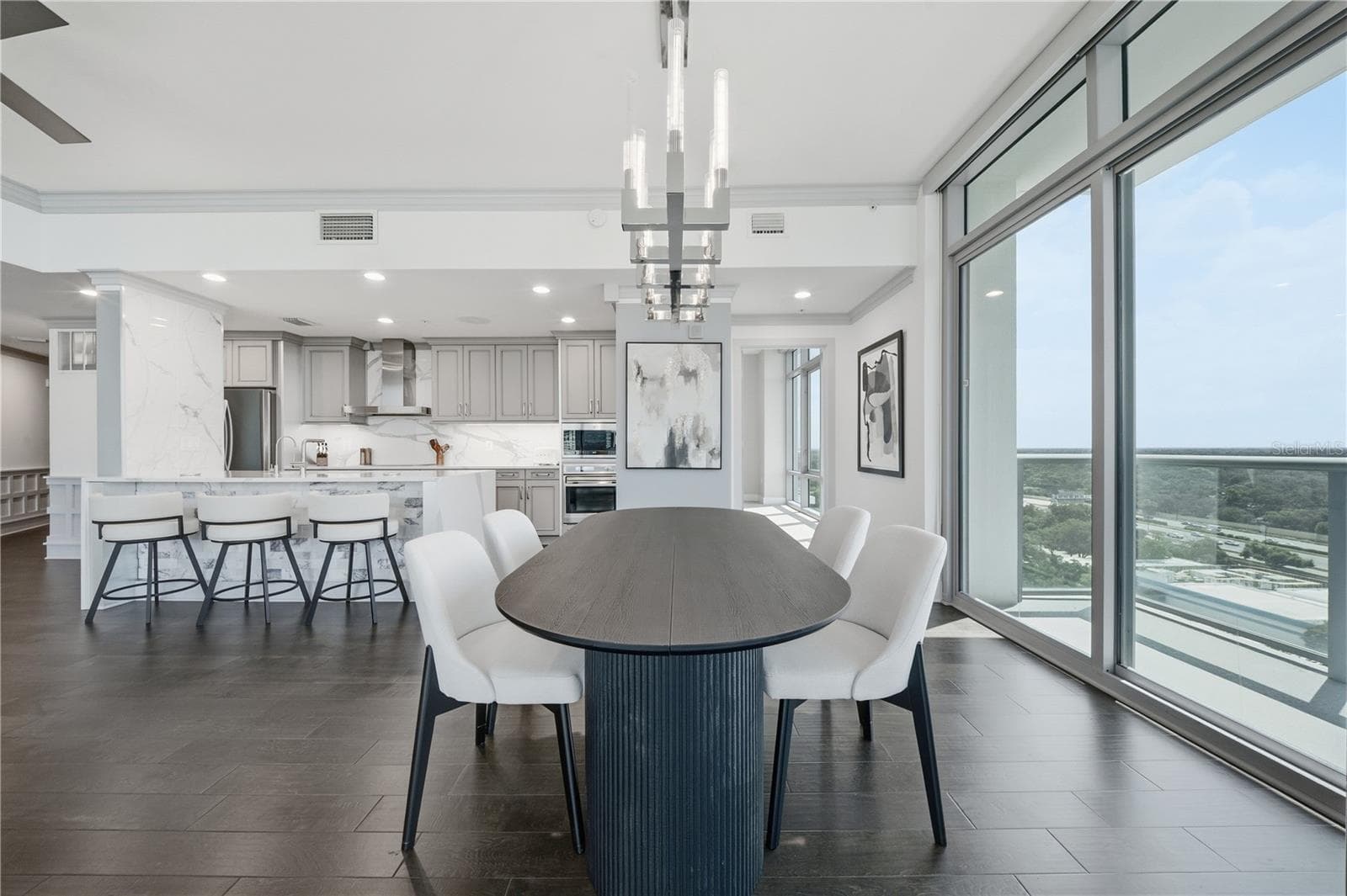 Open Living | Kitchen, dining and living connect across the 2,000-SQ-FT corner floor plan - 260 S OSCEOLA AVE #1406, ORLANDO