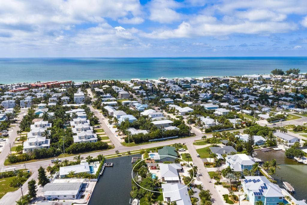 Just two blocks to the beautiful sandy beaches of Anna Maria Island - 503 65TH ST, HOLMES BEACH