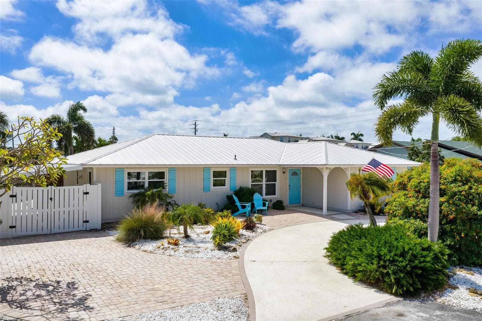 Front entrance and circular driveway to the home. - 503 65TH ST, HOLMES BEACH