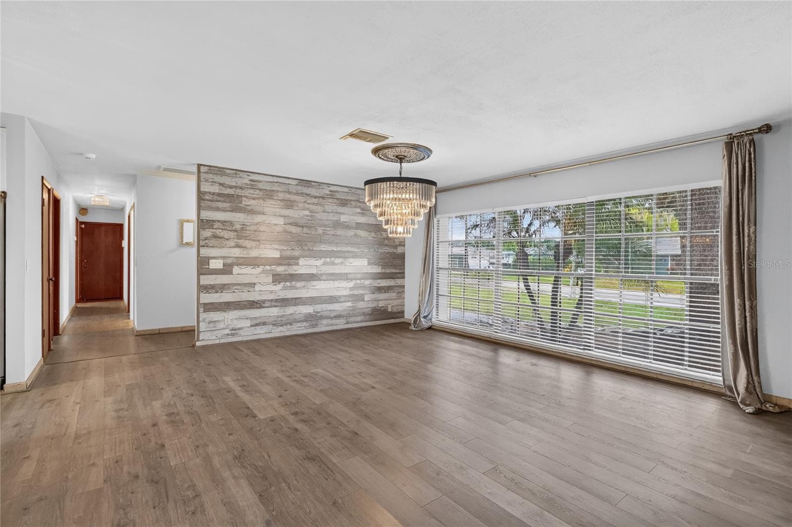 Alternative view of the Living Room. - 3011 LAKE ELLEN DR, TAMPA