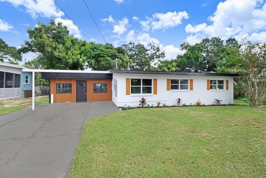 Single Family Residence at 124 EDGEWATER DR, WINTER HAVEN, photo 2 of 39