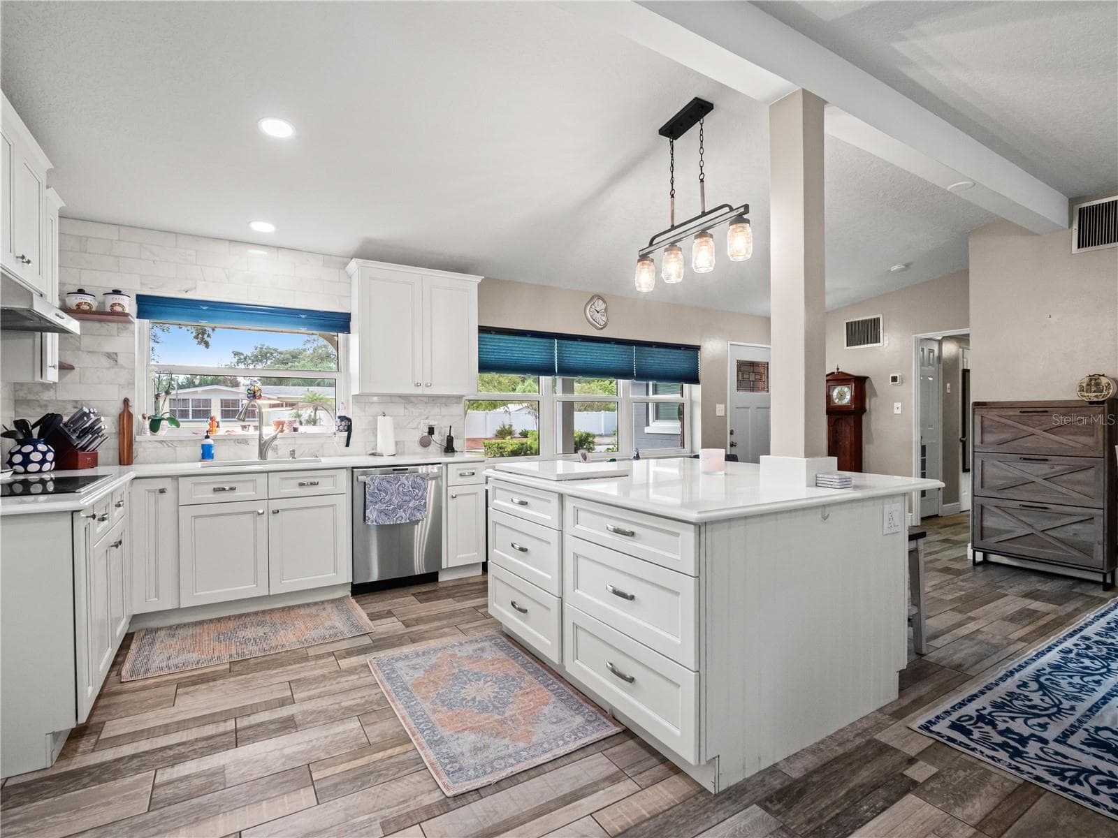 Large island with storage. - 1210 CANBERRA AVE, ORLANDO