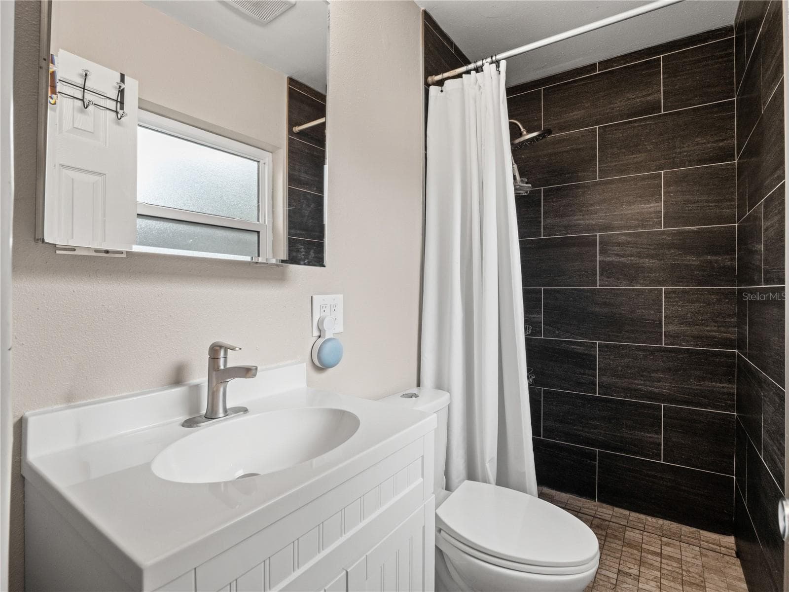 Primary en-suite with zero entry walk in shower. - 1210 CANBERRA AVE, ORLANDO