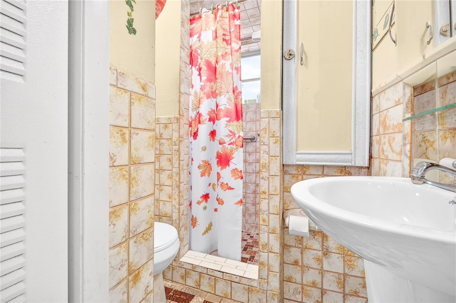 1st bath - 500 E 40TH ST, HIALEAH