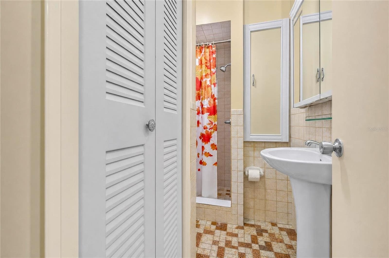 1st bath - 500 E 40TH ST, HIALEAH