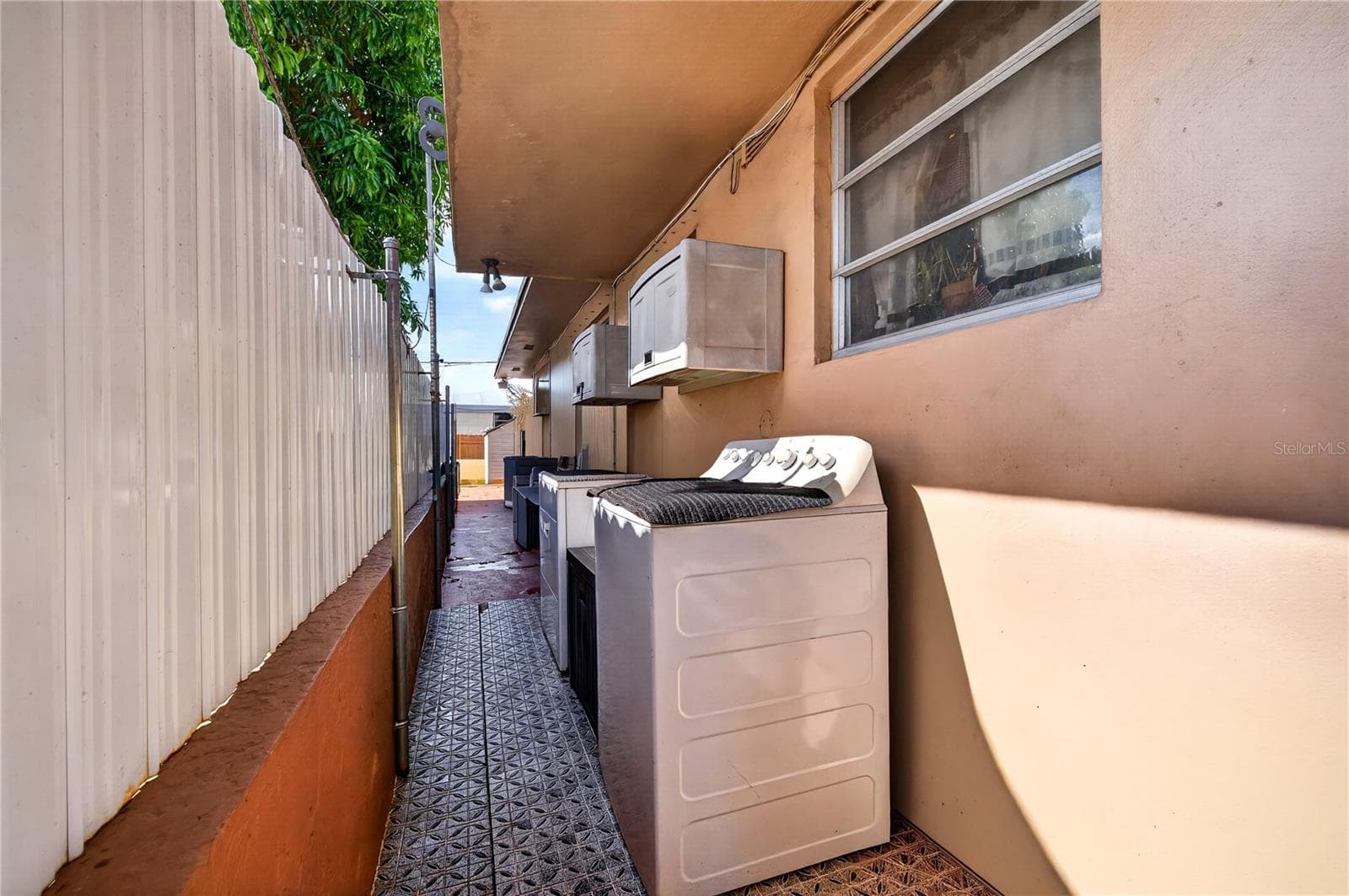 outdoor laundry - 500 E 40TH ST, HIALEAH