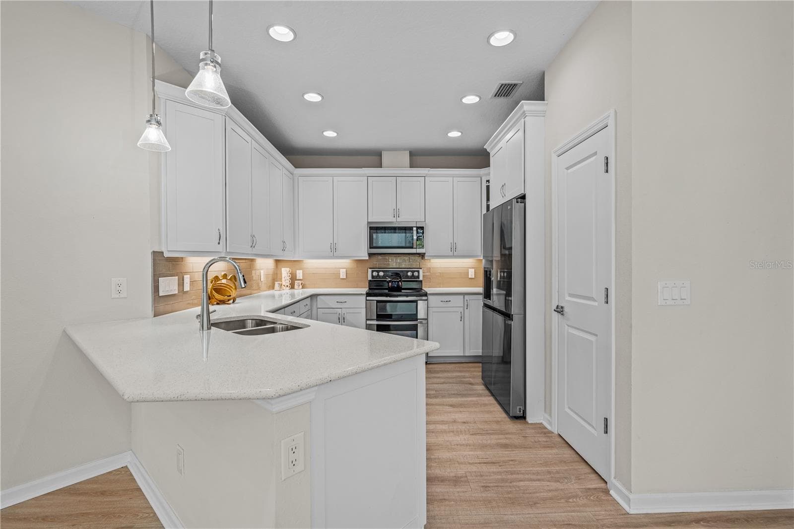 Breakfast Bar & Stainless Appliances - 466 MARGARITAVILLE AVE, DAYTONA BEACH