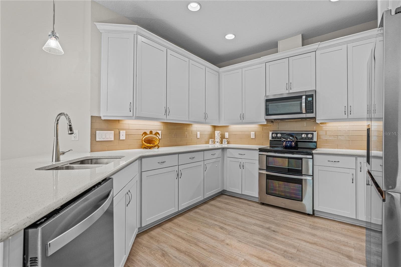 42" Cabinets with Crown Detailing - 466 MARGARITAVILLE AVE, DAYTONA BEACH