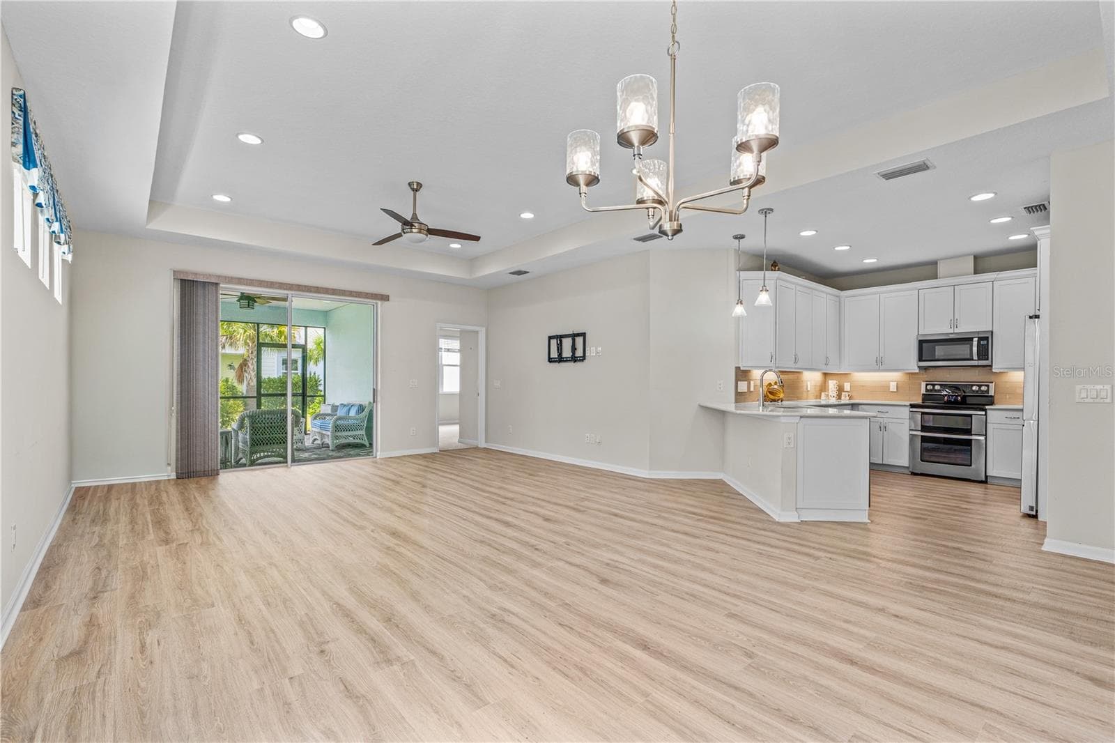 Living Area with Slider to Porch - 466 MARGARITAVILLE AVE, DAYTONA BEACH