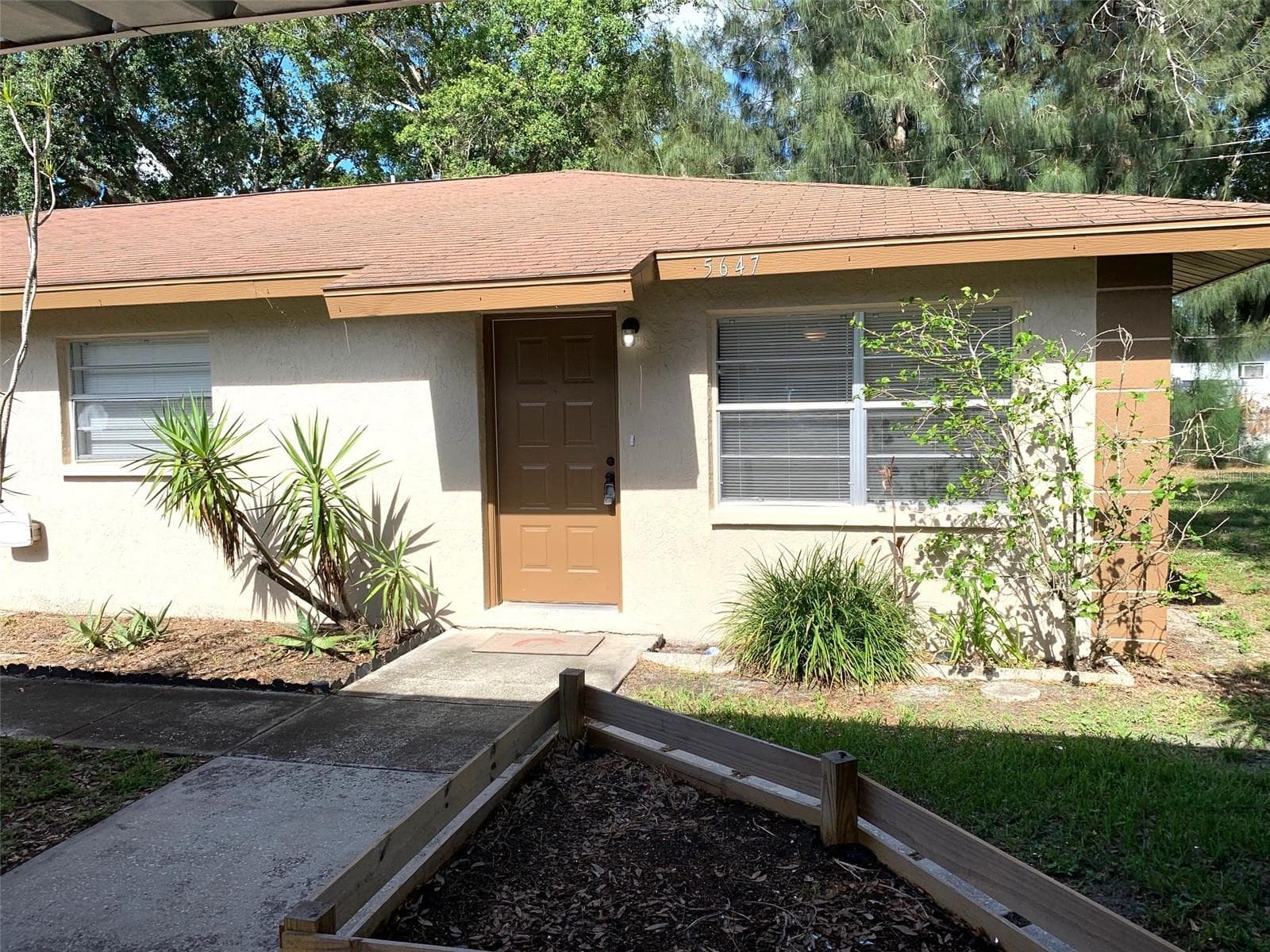 Duplex at 5647 59TH WAY N, ST PETERSBURG, photo 2 of 23