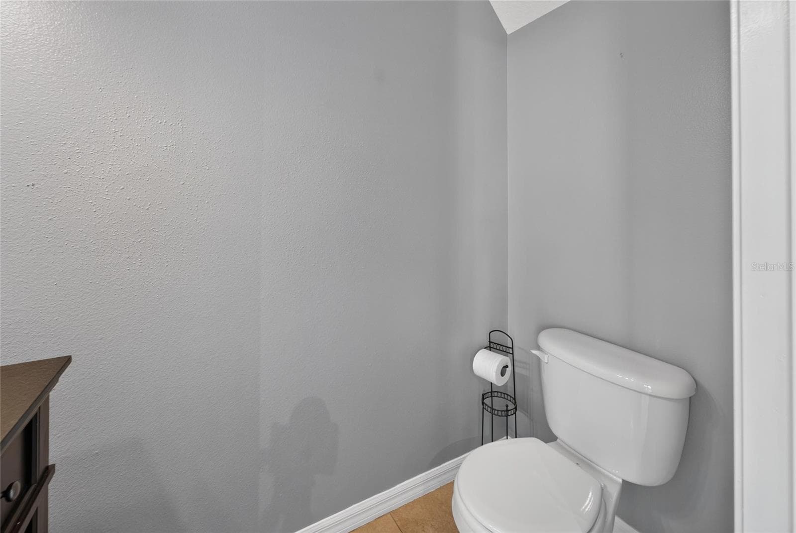 1/2 bathroom - 3186 BAYSHORE OAKS DR, TAMPA