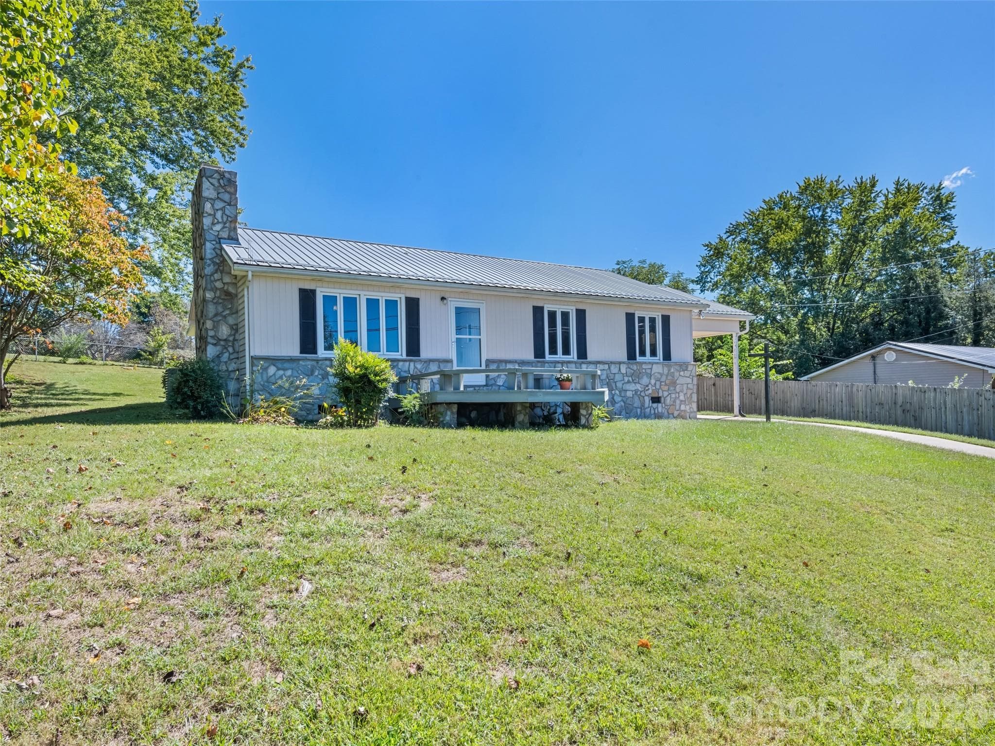 Single Family Residence at 158 Candlelight Circle, Clyde, photo 2 of 32