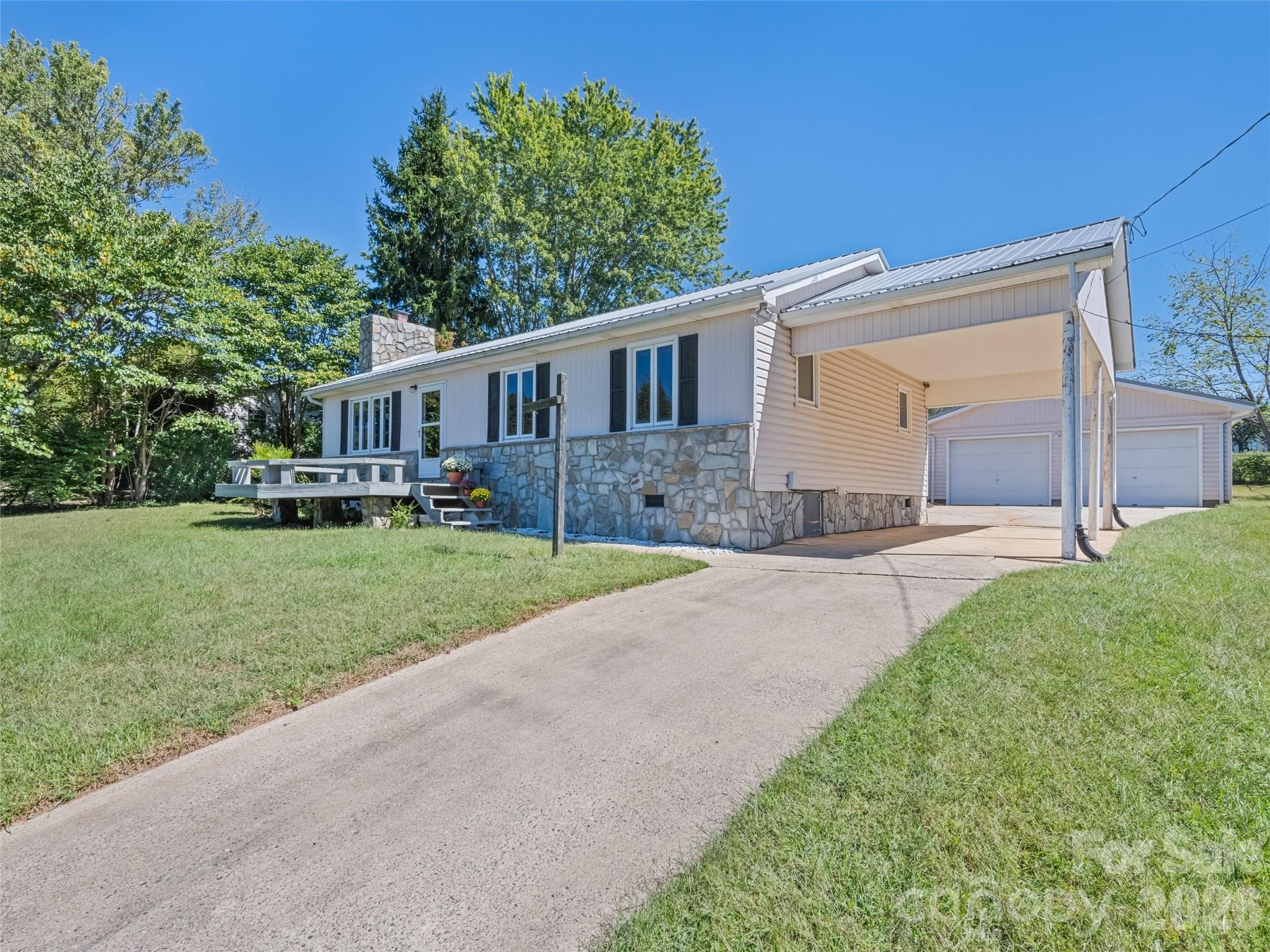 Single Family Residence at 158 Candlelight Circle, Clyde, photo 3 of 32