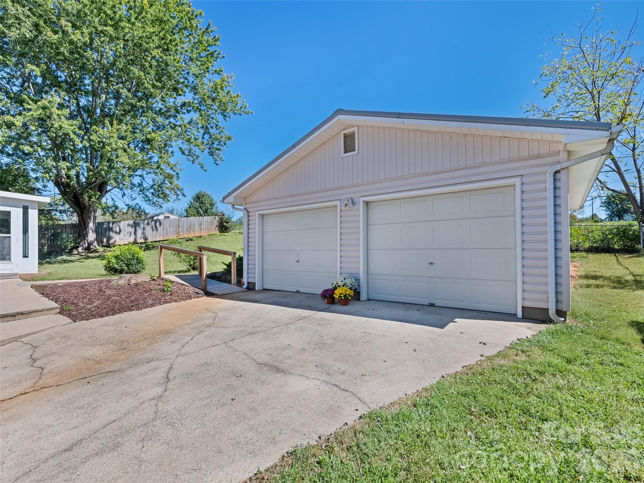 Single Family Residence at 158 Candlelight Circle, Clyde, photo 4 of 32