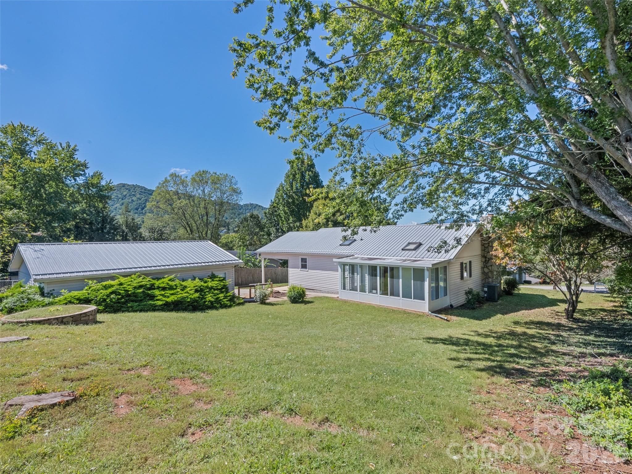 Single Family Residence at 158 Candlelight Circle, Clyde, photo 5 of 32